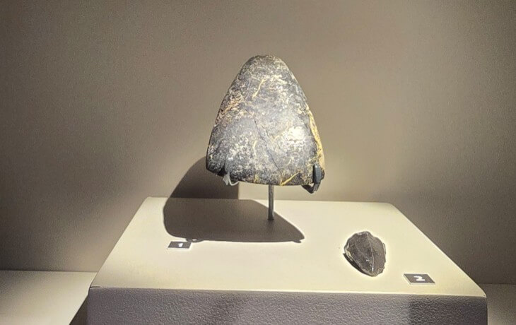 İznik Müzesi’nde sergilenen Neolitik döneme ait taş balta ve yontma taş alet örneklerinin vitrindeki detaylı görünümü.